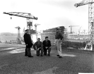 Honderdste schip op stapel bij NDSM. Vier arbeiders, die aan alle honderd schepe, Bestanddeelnr 913-2785