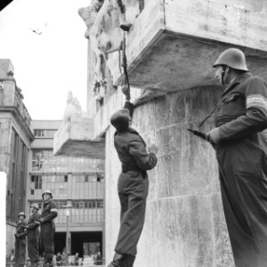 Hongarenherdenking op de Dam BB wacht, veegt schoen van monument, Bestanddeelnr 913-1433