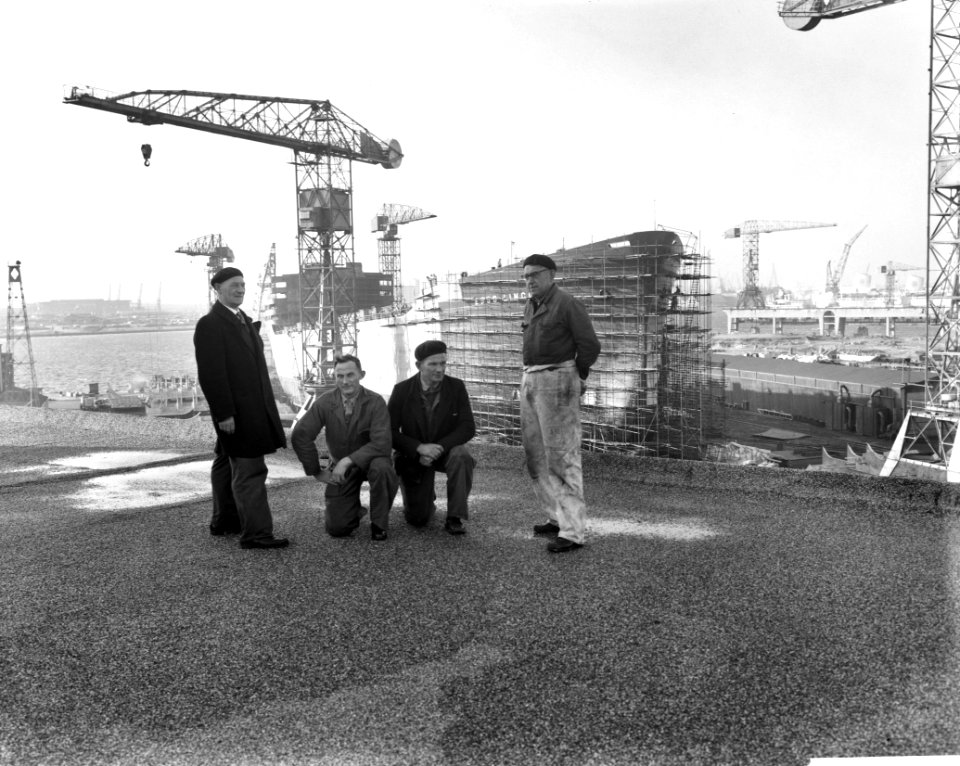 Honderdste schip op stapel bij NDSM. Vier arbeiders, die aan alle honderd schepe, Bestanddeelnr 913-2786