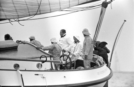 Honderd mijlsrace op IJsselmeer. Prinses Beatrix en prins Claus in oliegoed ture, Bestanddeelnr 921-4246