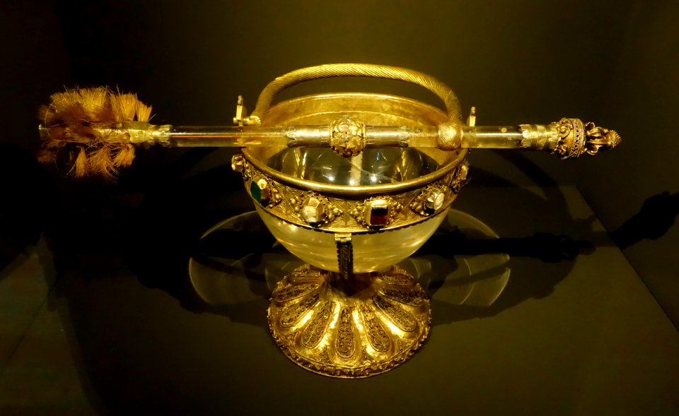Holy water vessel and aspersorium, Mosteiro do Lorvao, 13th-16th century - Museu Nacional de Machado de Castro - Coimbra, Portugal - DSC00011