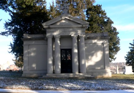 Holy Sepulchre Cemetery, Omaha, Itnyer McGinn mausoleum