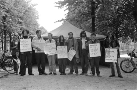 Hongerstaking van aantal jongeren in Den Haag , de stakers met borden, Bestanddeelnr 920-3516