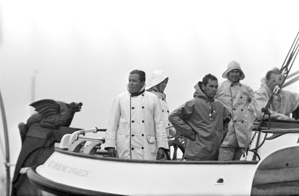 Honderd mijlsrace op IJsselmeer. Prinses Beatrix en prins Claus in oliegoed ture, Bestanddeelnr 921-4240
