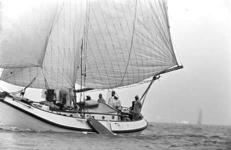 Honderd mijlsrace op IJsselmeer. Prinses Beatrix en prins Claus in oliegoed ture, Bestanddeelnr 921-4233