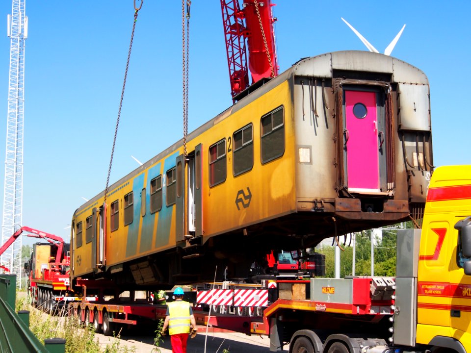 Hondekop loaded onto Volvo of Klomp International Transport Zwolle, pic2