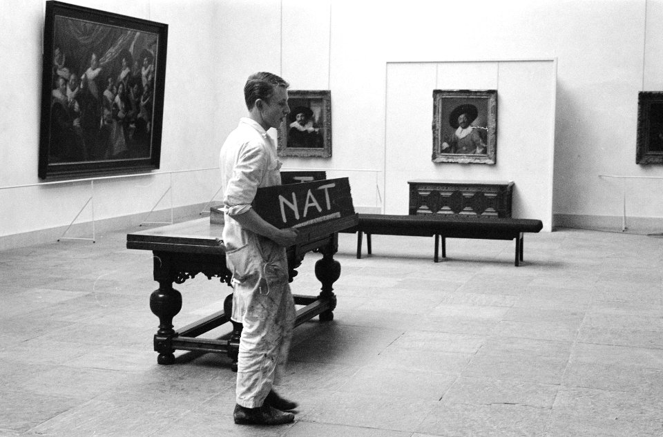 Honderd jaar Frans Hals museum in Haarlem, schilders me bordje NAT, Bestanddeelnr 914-0261