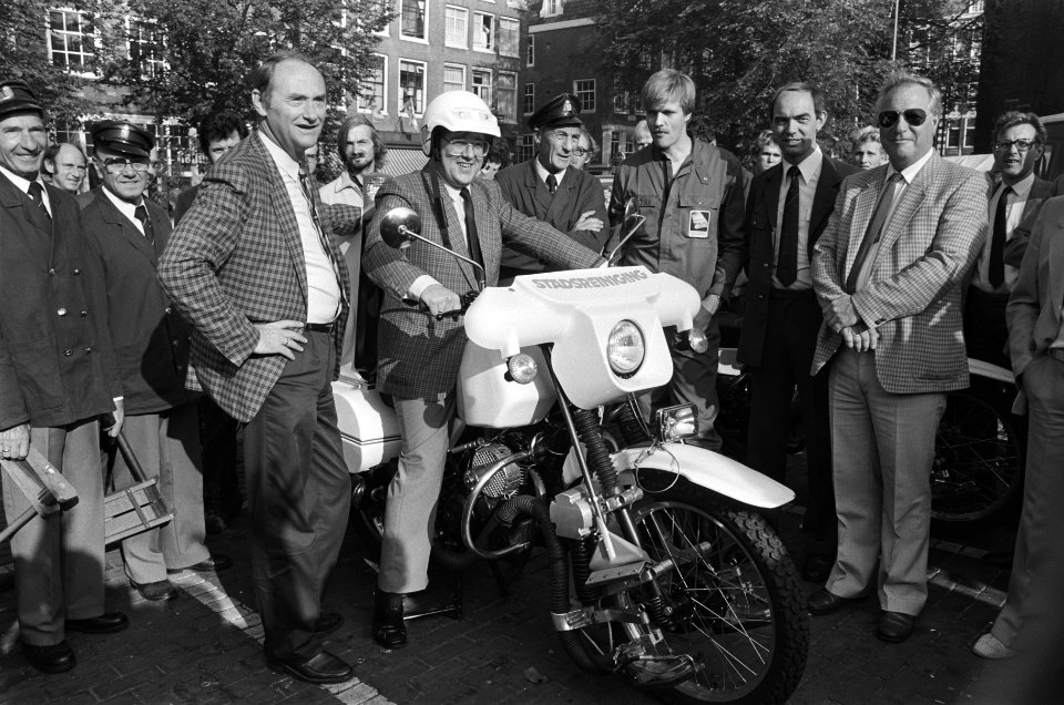 Hondepoepmotor in gebruik gesteld in Amsterdam, Bestanddeelnr 933-4423
