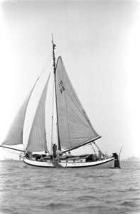 Honderd mijlsrace op IJsselmeer. Prinses Beatrix en prins Claus in oliegoed ture, Bestanddeelnr 921-4242