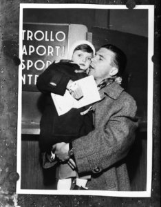 Hongaarse voetballer Puskas met dochtertje in Italie, Bestanddeelnr 908-1858