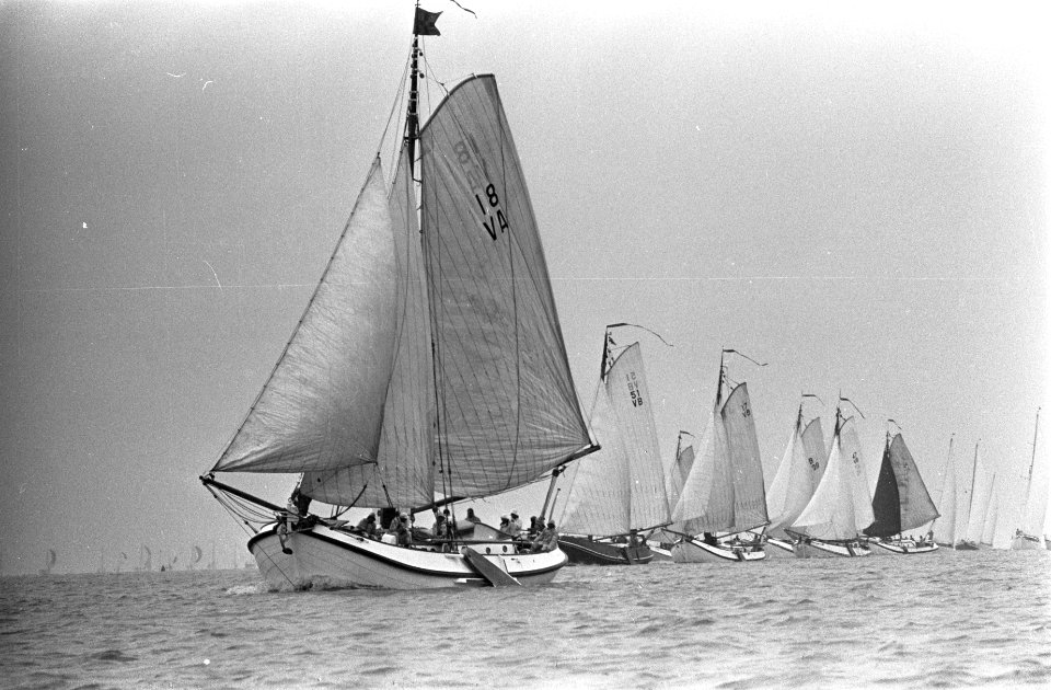 Honderd mijlsrace op IJsselmeer. De Groene Draeck van prinses Beatrix , daaracht, Bestanddeelnr 921-4226