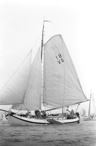 Honderd mijlsrace op IJsselmeer. Prinses Beatrix en prins Claus in oliegoed ture, Bestanddeelnr 921-4244