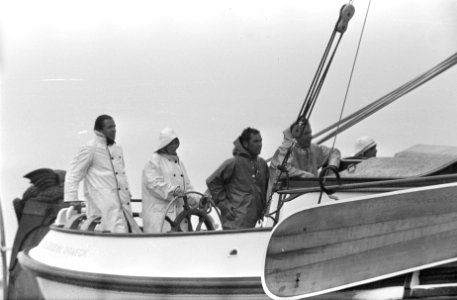 Honderd mijlsrace op IJsselmeer. Prinses Beatrix en prins Claus in oliegoed ture, Bestanddeelnr 921-4238