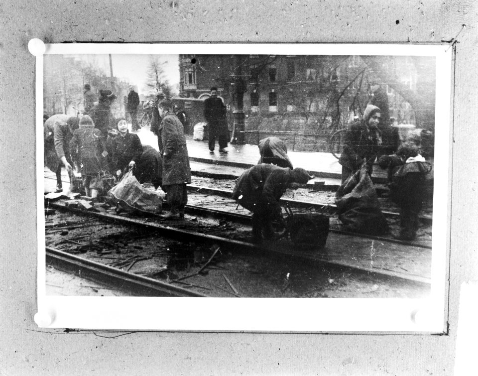 Hongerwinter 19441945. Mensen rapen houtblokjes tussen tramrails, Bestanddeelnr 917-7048
