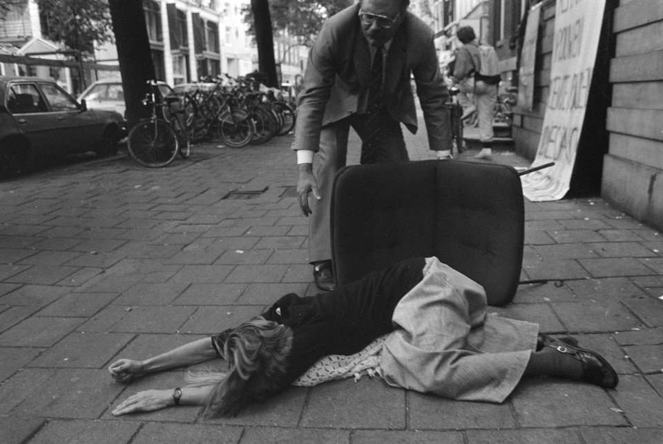Hongerstaakster Hannelore Schroder wordt door medewerker Universiteit van Amster, Bestanddeelnr 934-0655