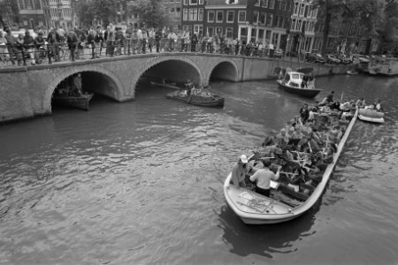 Honderd fluitisten op open rondvaartboten door Amsterdamse grachten in kader van, Bestanddeelnr 933-0029