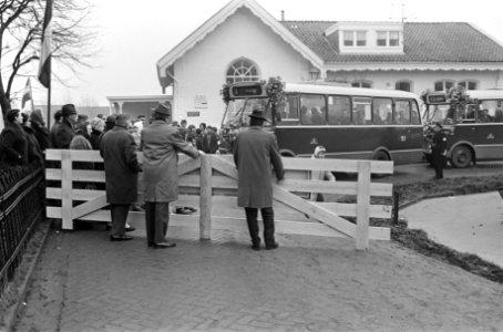 Holysloot uit isolement verlost eerste bus in Holysloot, Bestanddeelnr 921-8836