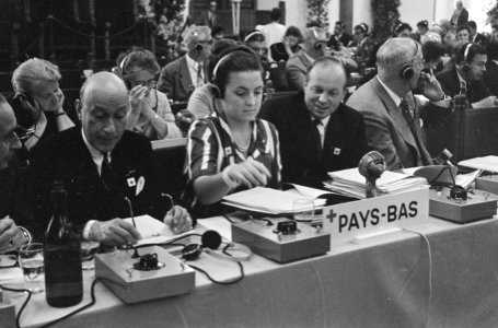 Honderd jaar Rode Kruis. Prinses Margriet lid dagelijks bestuur tijdens vergader, Bestanddeelnr 920-6833