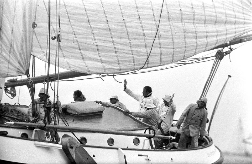 Honderd mijlsrace op IJsselmeer. Prinses Beatrix en prins Claus in oliegoed ture, Bestanddeelnr 921-4232