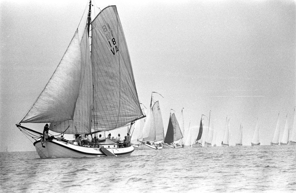 Honderd mijlsrace op IJsselmeer. Prinses Beatrix en prins Claus in oliegoed ture, Bestanddeelnr 921-4234