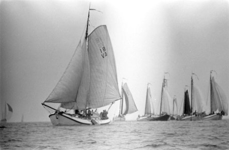 Honderd mijlsrace op IJsselmeer. Prinses Beatrix en prins Claus in oliegoed ture, Bestanddeelnr 921-4243