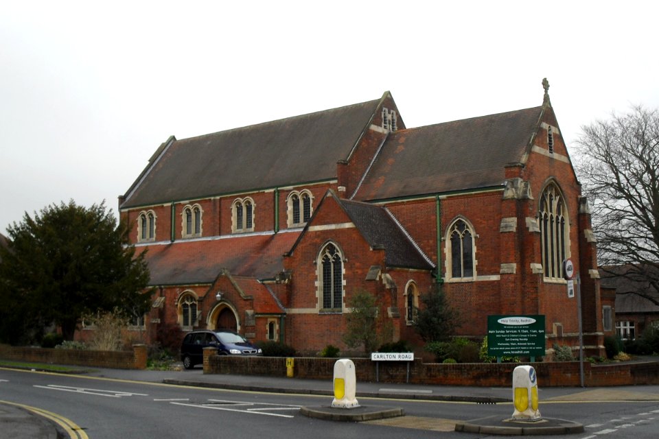 Holy Trinity Church, London Road, Redhill (January 2011) (2)