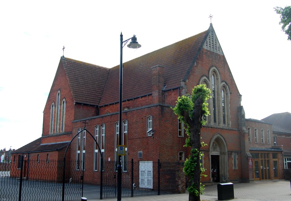 Holy Cross RC Church, Leigh Road, Eastleigh (June 2019) (2)
