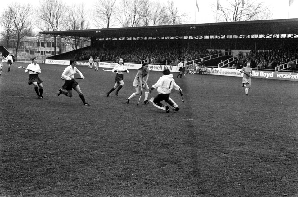 Hockeyinterland Nederland tegen Engeland 1-1 (dames) in Wagenerstadion Amstelvee, Bestanddeelnr 927-8822