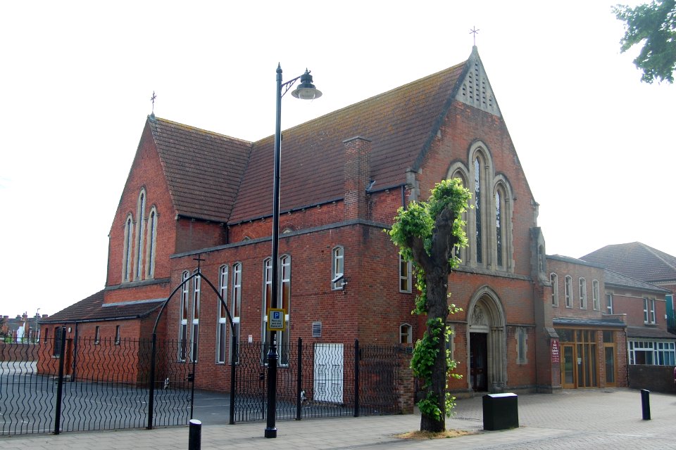 Holy Cross RC Church, Leigh Road, Eastleigh (June 2019) (1)