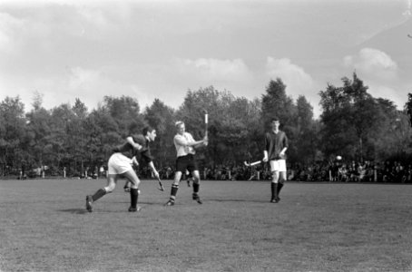 Hockey kampioenschap Laren tegen Hattem 3-0 achter Kik Tholen (juichend), Bestanddeelnr 922-4183