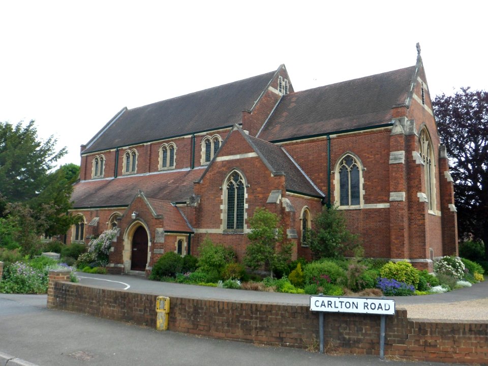 Holy Trinity Church, London Road, Redhill (June 2013) (4)