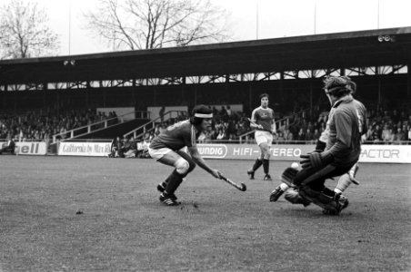 Hockey Amsterdam tegen HGC 1-0, Peter van der Horst (l) passeert keeper Von Holt, Bestanddeelnr 929-7044