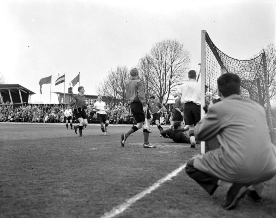 Hockey Amsterdam tegen EMHC 1-0 spelmoment, Bestanddeelnr 913-7988