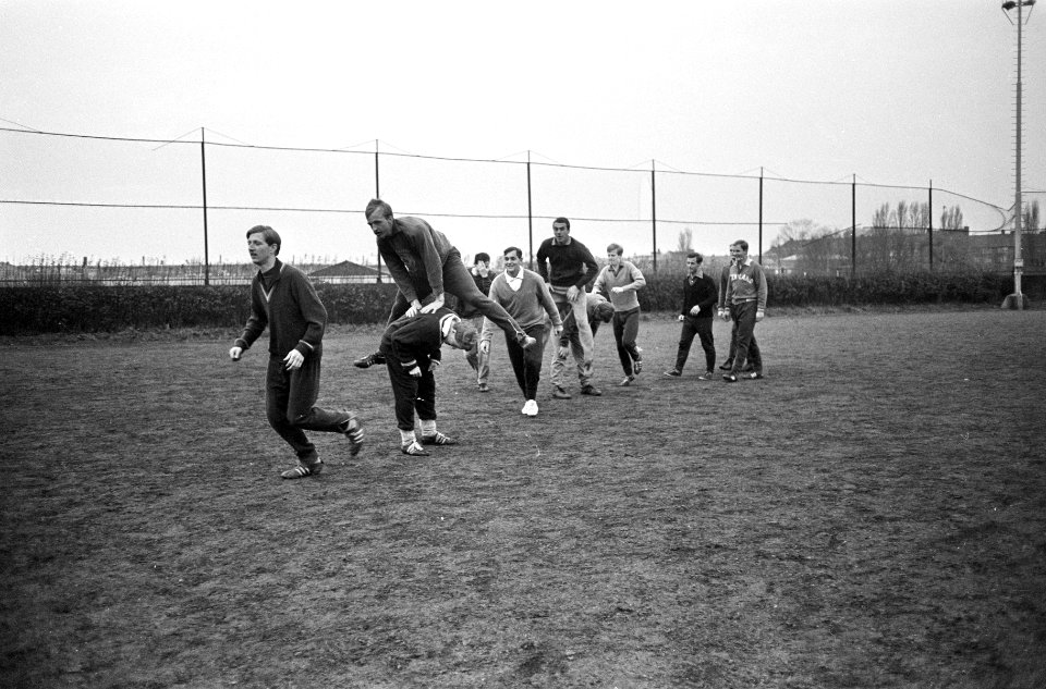 Hockey-elftal traint onder leiding van Hans Kraay, Bestanddeelnr 920-1467