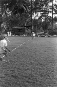 Hockeywedstrijd. In de achtergrond een kantinewagen, Bestanddeelnr 411-6-1