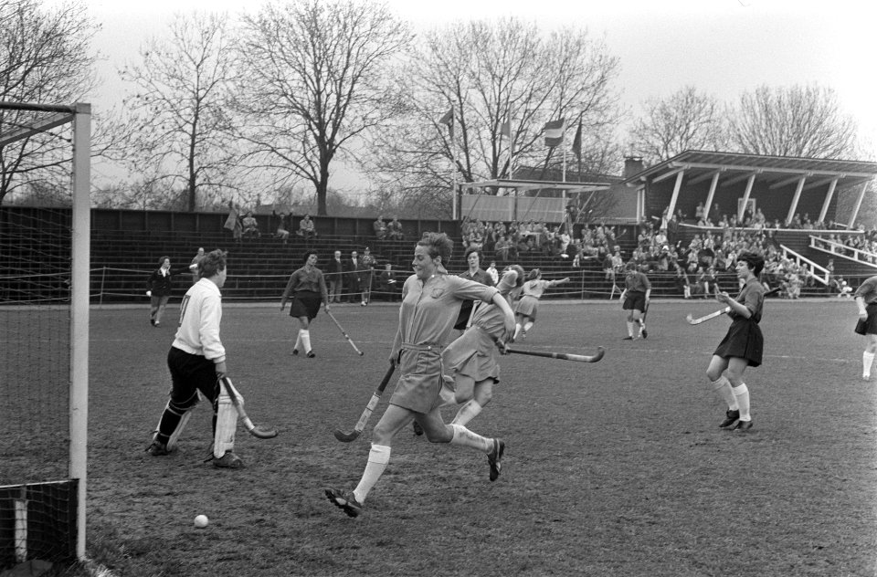 Hockey Dames Nederland tegen Wales 2-1 Riet Kuper (rechts), links keeper Iris Da, Bestanddeelnr 922-3433
