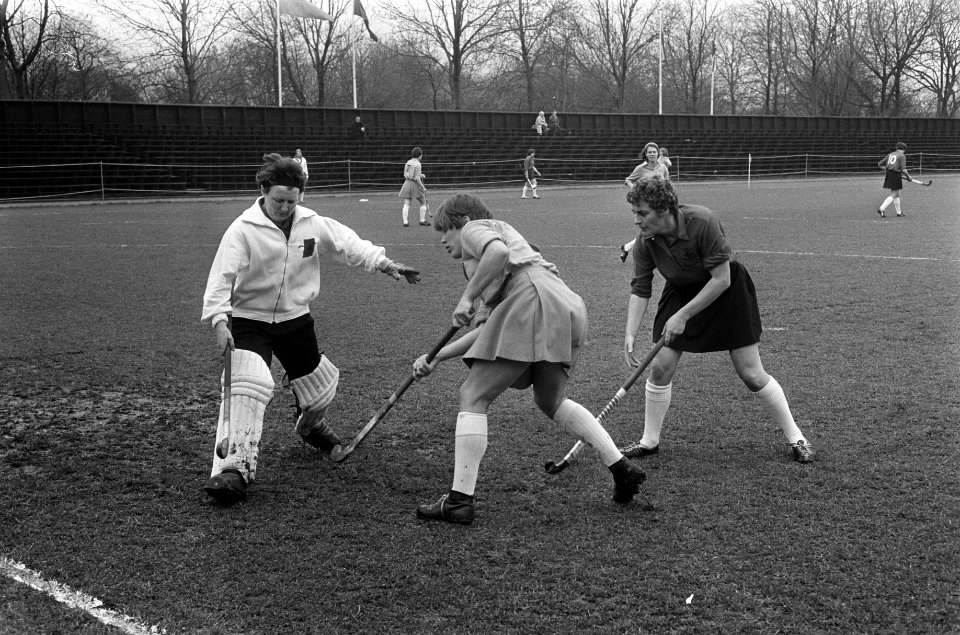 Hockey Dames Nederland tegen Wales 2-1 Riet Kuper (rechts), links keeper Iris Da, Bestanddeelnr 922-3435