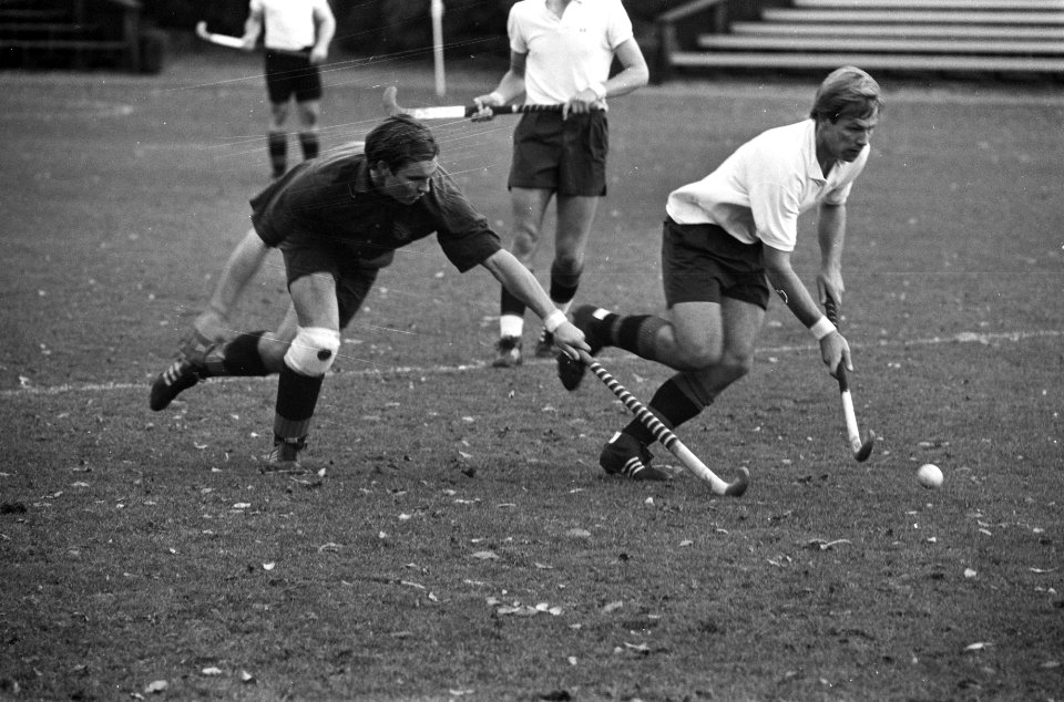 Hockey Amsterdam tegen HHIJC 0-0, (links) Ties Kruize in duel met Spits, Bestanddeelnr 925-1159