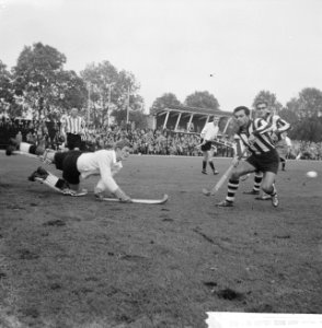 Hockey Amsterdam tegen HDM in Amstelveen. Doelman Boks weert aanval af, Bestanddeelnr 913-1131