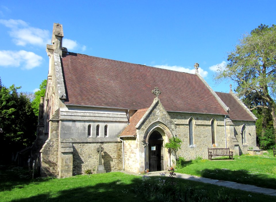 Holy Cross Church, Church Road, Binstead (May 2016) (2)