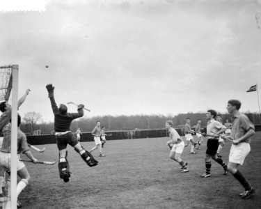 Hockey West en Zuid hockeyteam te Eindhoven, keeper Brouw van Tilburg in actie, Bestanddeelnr 912-0839