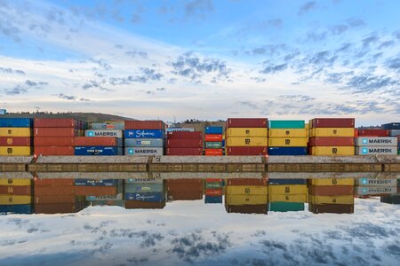 Container platform handling goods container handling