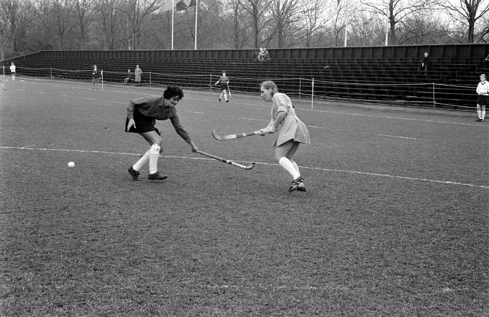 Hockey Dames Nederland tegen Wales 2-1 Riet Kuper (rechts), links keeper Iris Da, Bestanddeelnr 922-3434