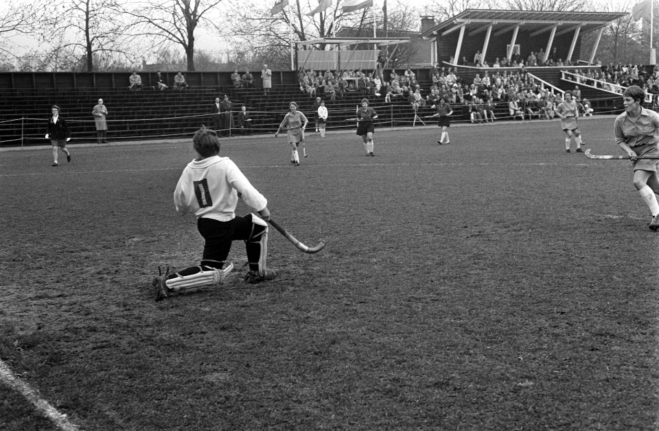 Hockey Dames Nederland tegen Wales 2-1 Riet Kuper (rechts), links keeper Iris Da, Bestanddeelnr 922-3432