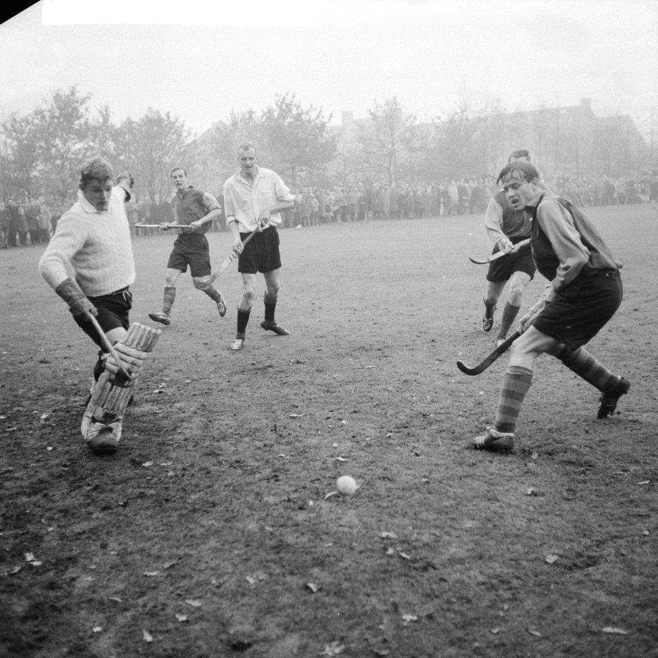 Hockey SCHC tegen Amsterdam 1-1 Doelman van Amsterdam weet bal te keren, Bestanddeelnr 913-2263