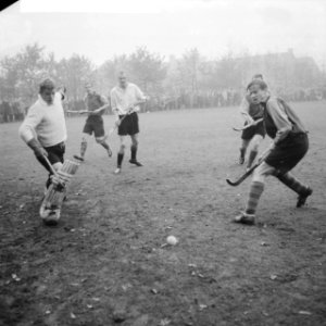 Hockey SCHC tegen Amsterdam 1-1 Doelman van Amsterdam weet bal te keren, Bestanddeelnr 913-2263