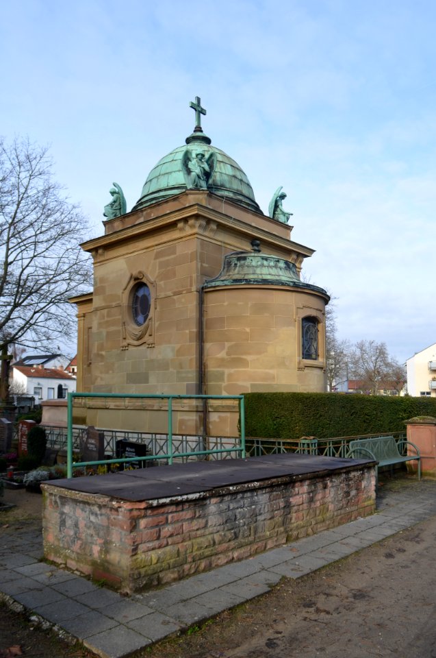 Hochheim am Main, Alter Friedhof, Mausoleum Familie Burgeff (2)
