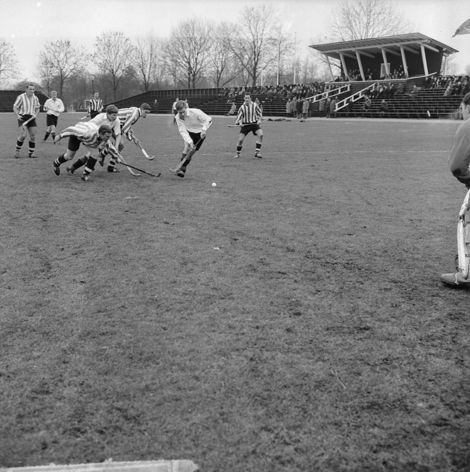 Hockey Amsterdam tegen HDM 1-0, F. Spits van Amsterdam gaat scoren, Bestanddeelnr 917-4552
