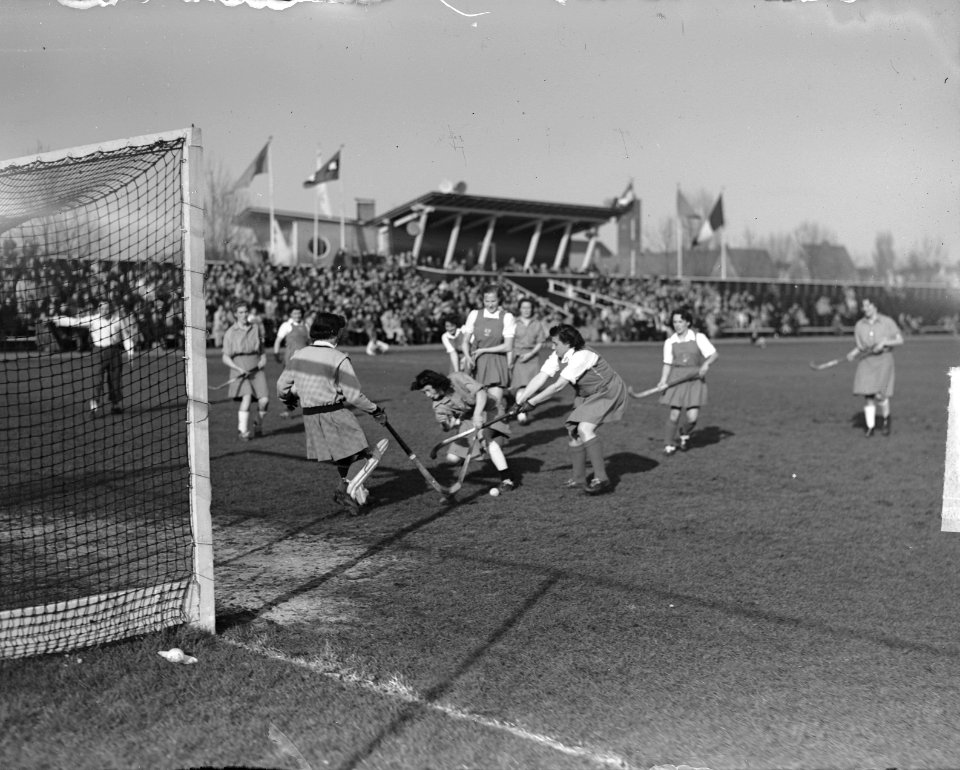 Hockeydames spelmoment voor het Franse doel, Bestanddeelnr 903-2745