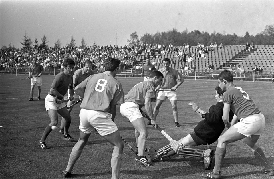 Hockey heren Nederland tegen Frankrijk te Eindhoven. Keeper Scuthier (F) redt, Bestanddeelnr 921-2932